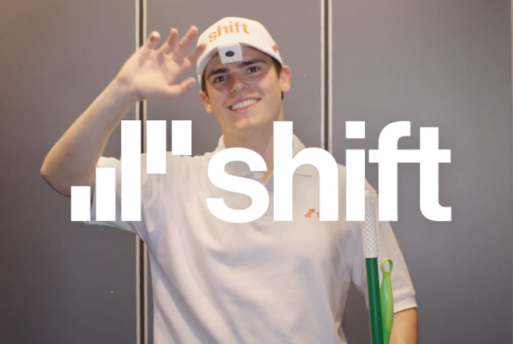Người dọn dẹp của Shift đội chiếc mũ ghi hình