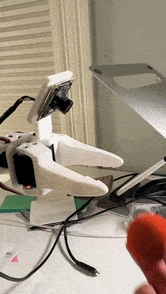 Robot cầm quả bóng đỏ