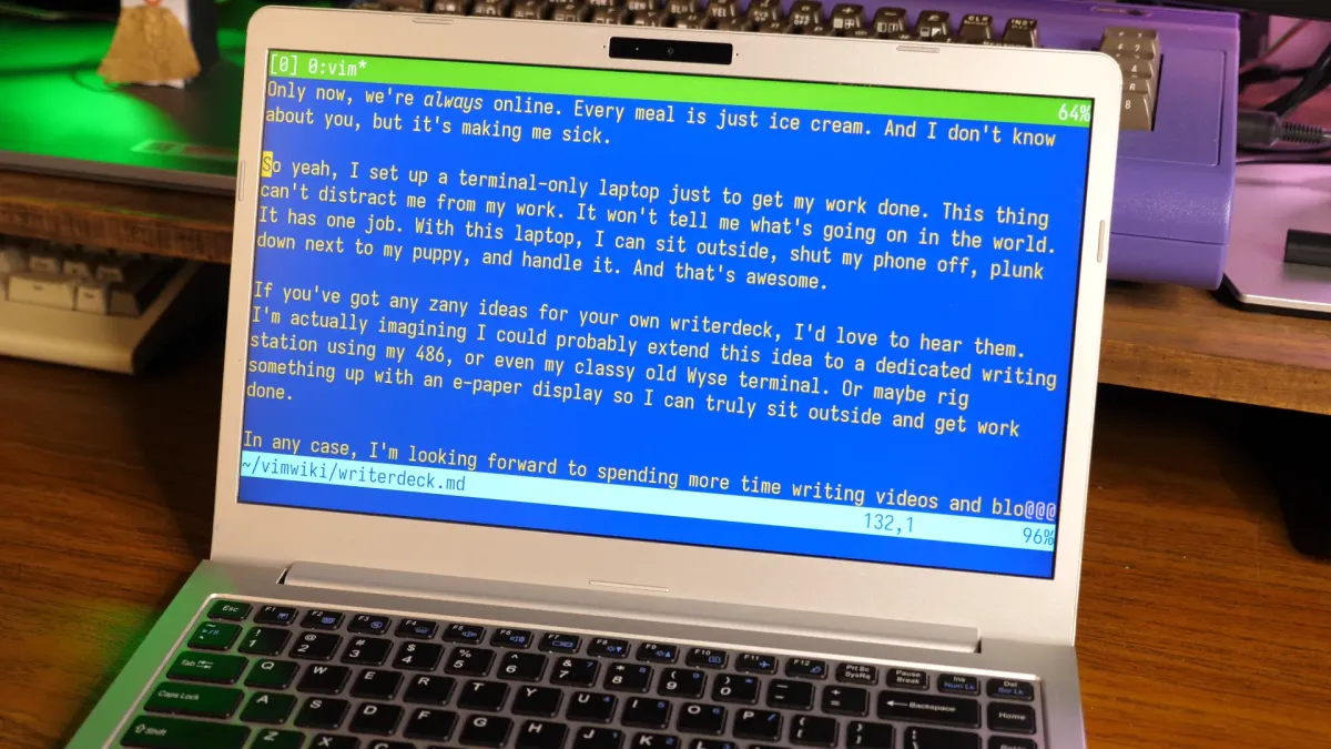 Tôi đã biến chiếc laptop cũ thành một chiếc Writerdeck: Máy viết chuyên dụng tách biệt thế giới số