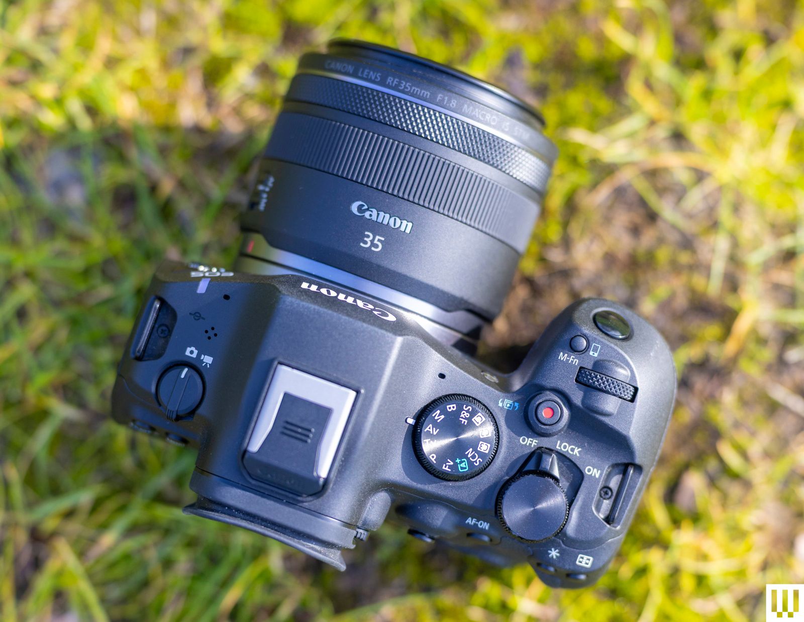Canon EOS R6 Mark III góc nhìn từ trên