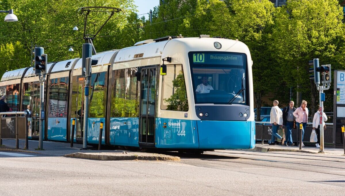 Xe buýt tự lái tại Gothenburg gặp sự cố ngay ngày đầu vận hành: Bị xe điện tông từ phía sau