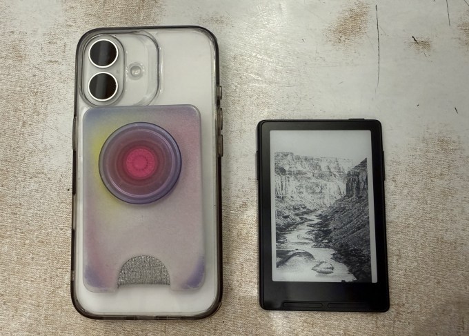So sánh Xteink X3 và ví PopSocket