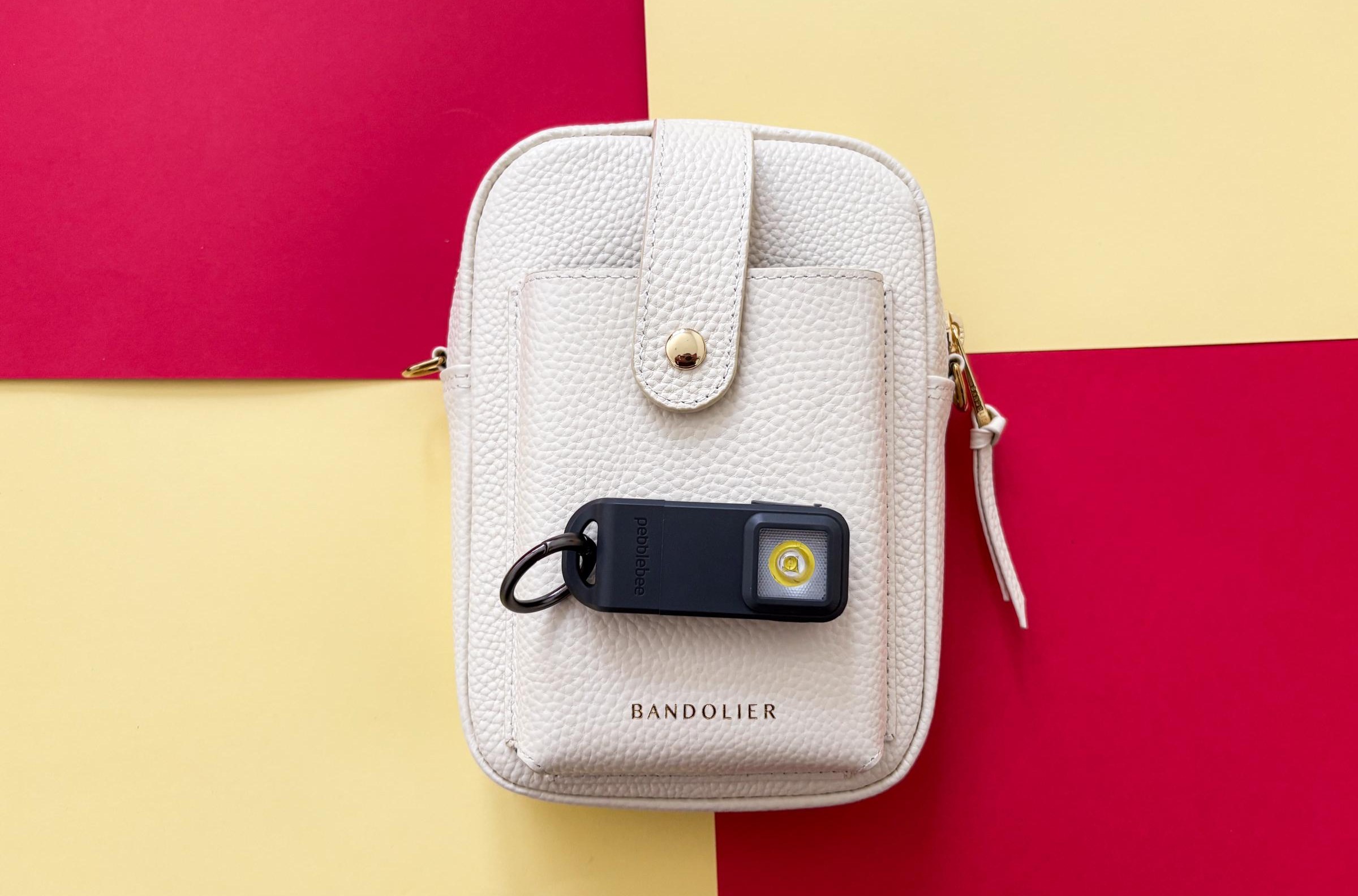Pebblebee Halo được cài vào túi xách