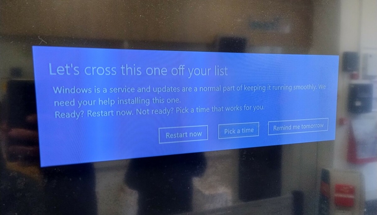 Màn hình tại Bưu điện London "đứng hình" vì yêu cầu cập nhật Windows, khách hàng bất lực nhìn chằm chằm