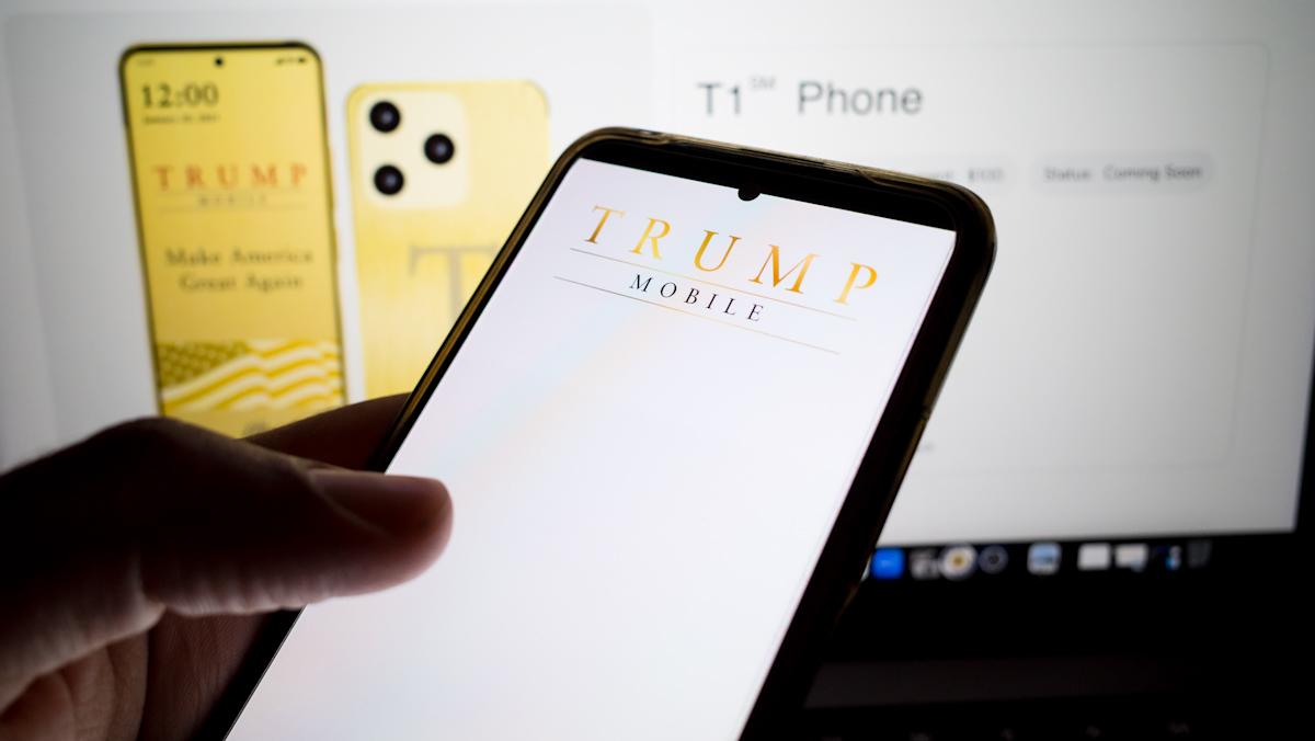 Vụ bê bối điện thoại vàng của Trump: 590.000 người trả 59 triệu USD nhưng chưa nhận được máy