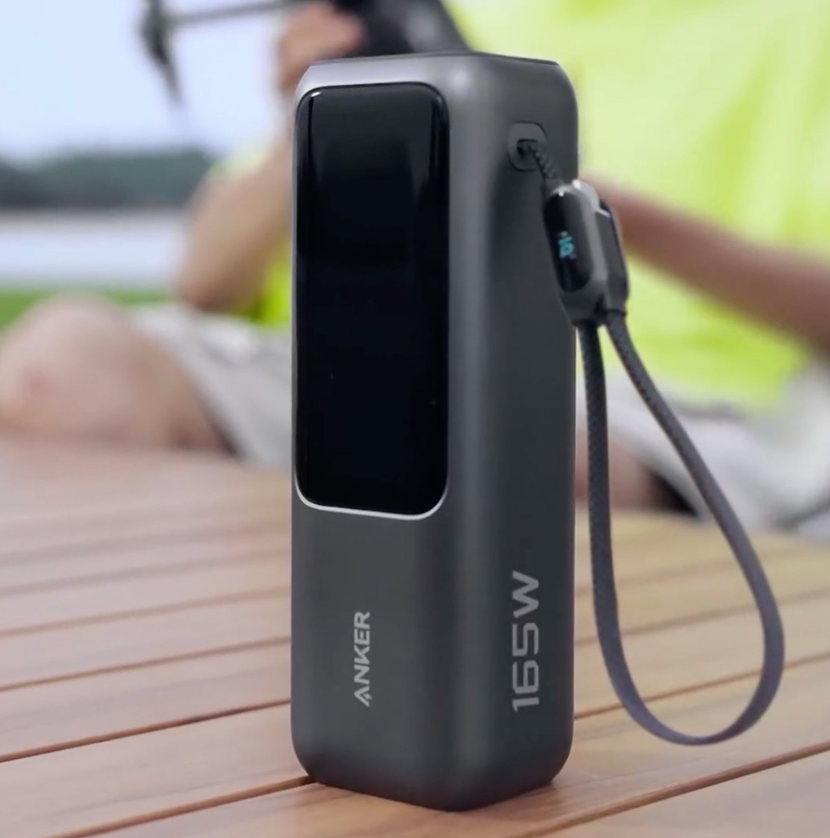 Cổng sạc và thiết kế dây đeo của Anker Laptop Power Bank