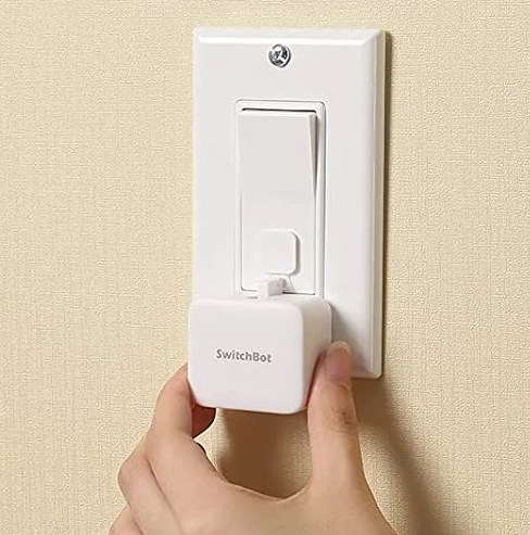 SwitchBot gắn vào công tắc