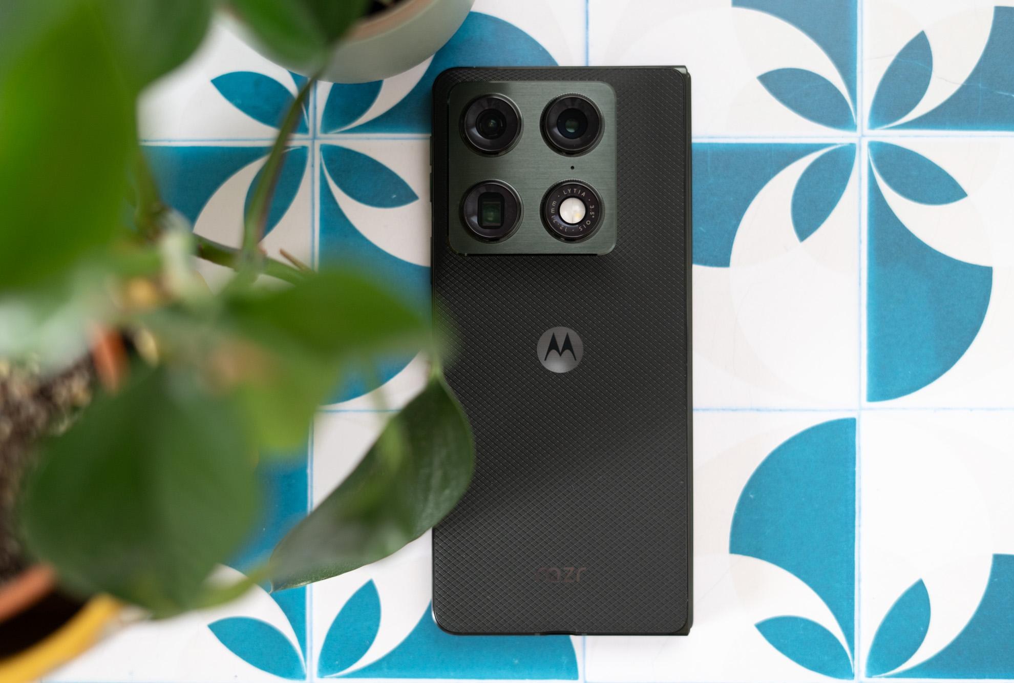 Motorola Razr Fold với thiết kế gập kiểu sách