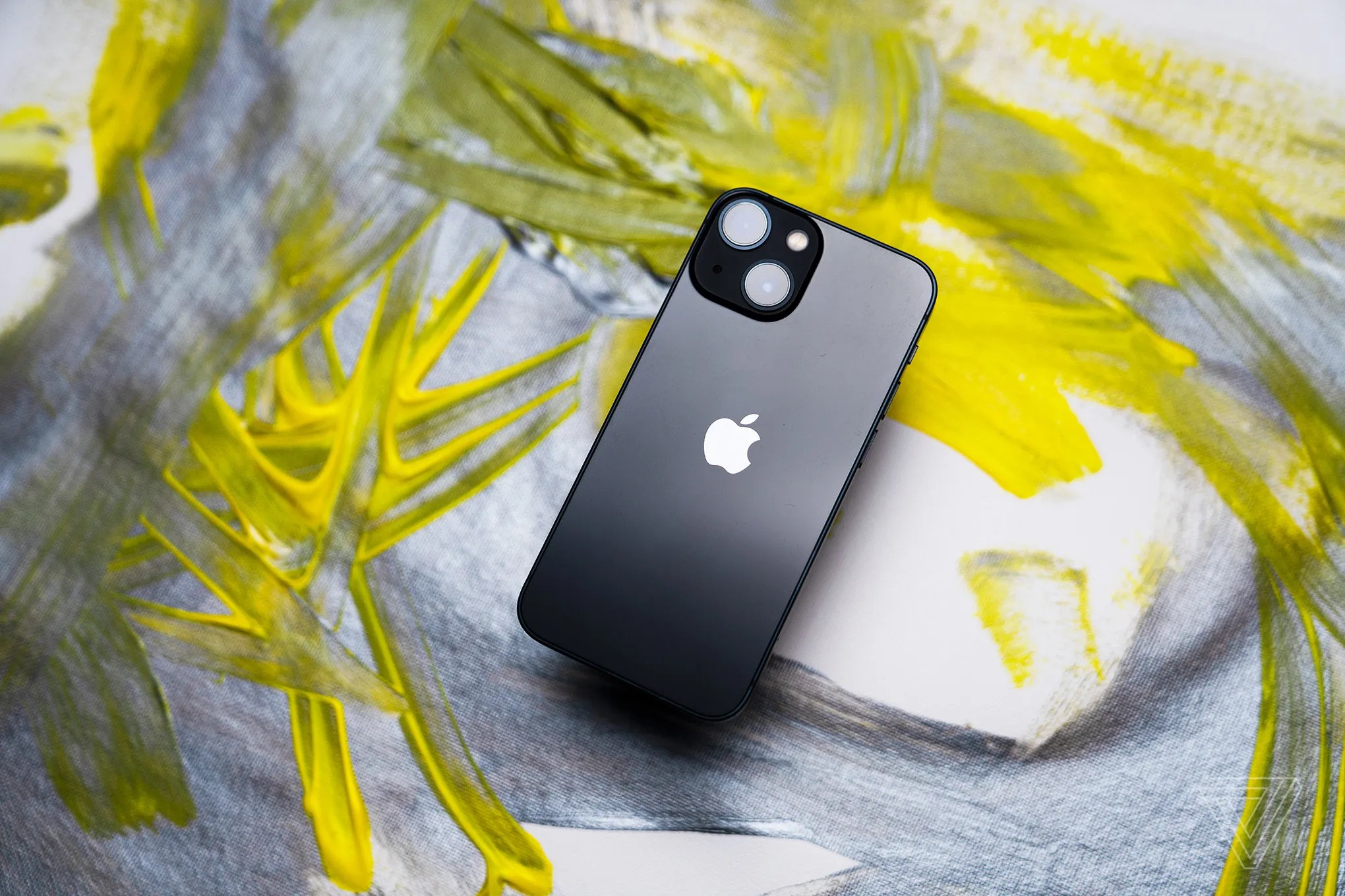iPhone 13 Mini nhỏ nhắn bên cạnh iPhone 13 thường
