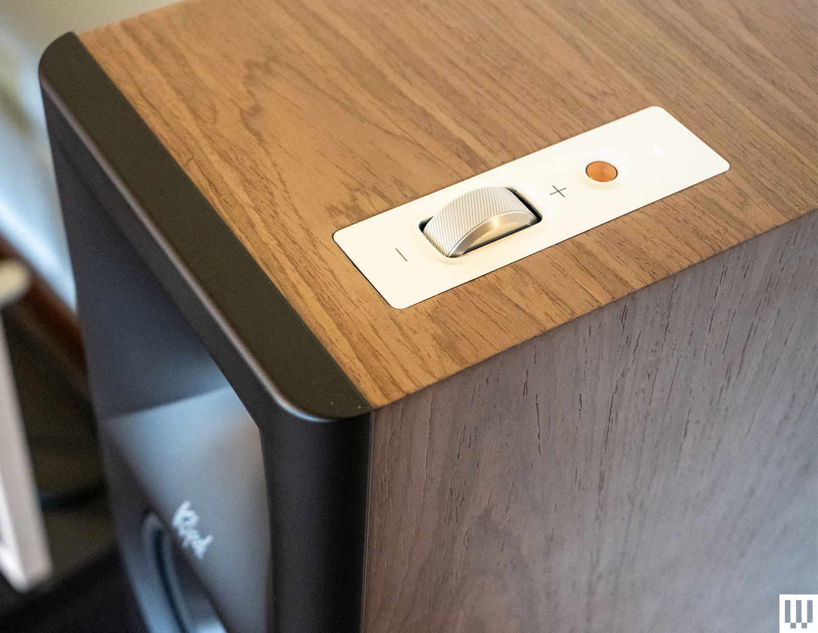Nút điều khiển và đèn báo trạng thái trên Klipsch The Fives II