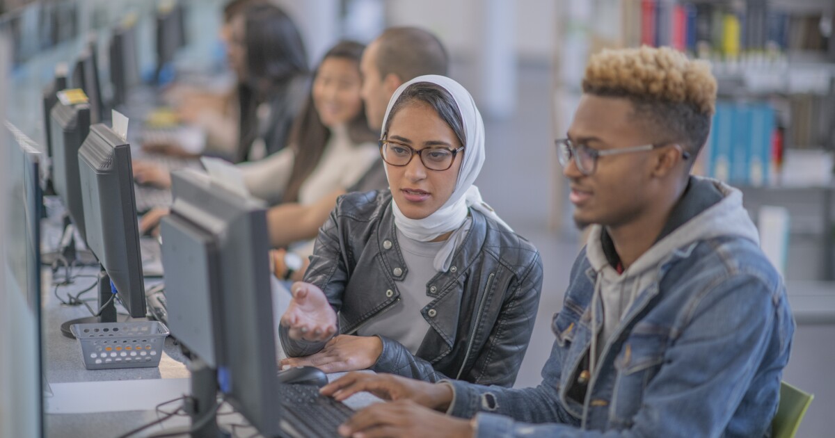 Gen Z ngày càng bất mãn với AI khi tốc độ áp dụng chững lại và lo ngại về nơi làm việc tăng cao
