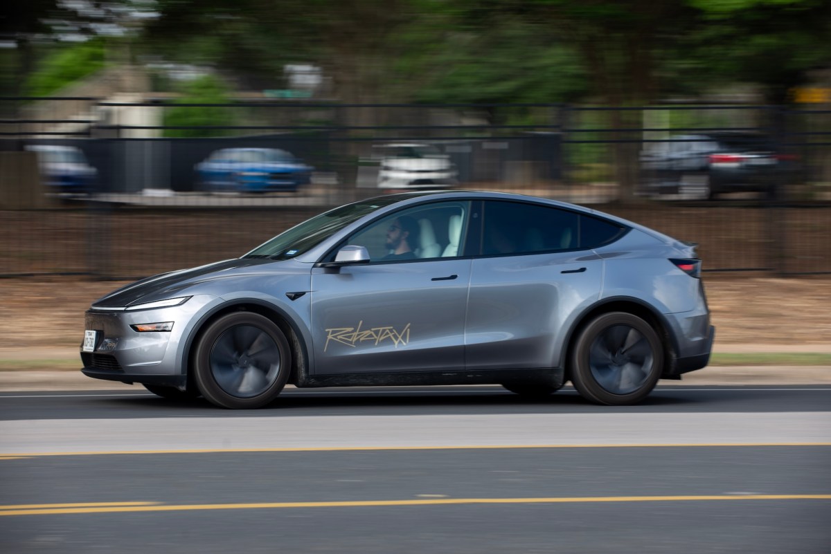 Tesla tiết lộ hai vụ va chạm Robotaxi liên quan đến người điều khiển từ xa