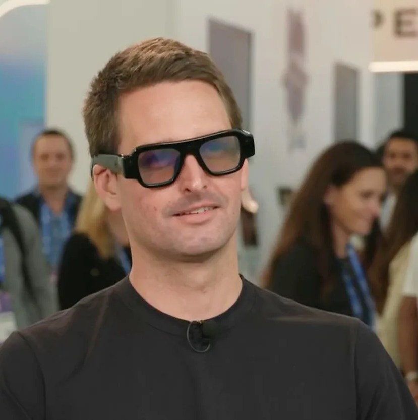 Snap CEO Evan Spiegel đeo kính Specs trong buổi phỏng vấn với CNBC
