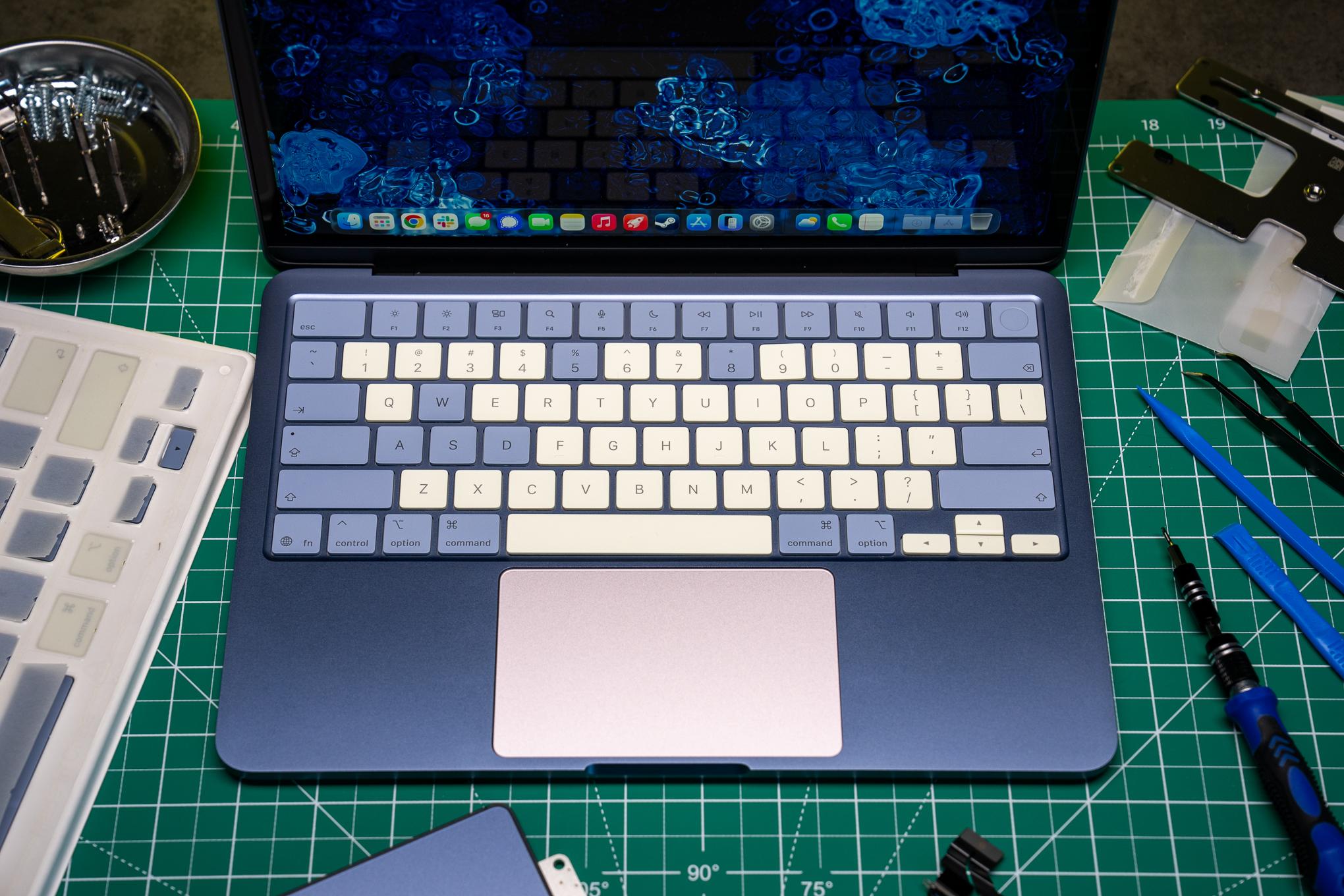 Chiếc MacBook Neo "lai tạp" sau khi hoàn thiện