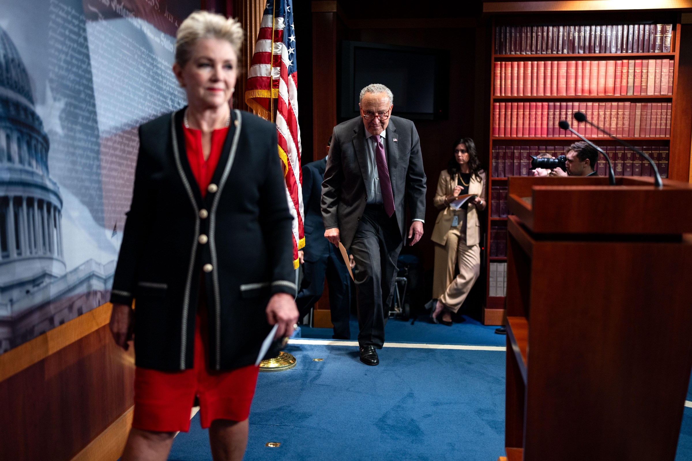 Thượng nghị sĩ Marsha Blackburn và Lãnh đạo đa số Chuck Schumer tại một cuộc họp báo