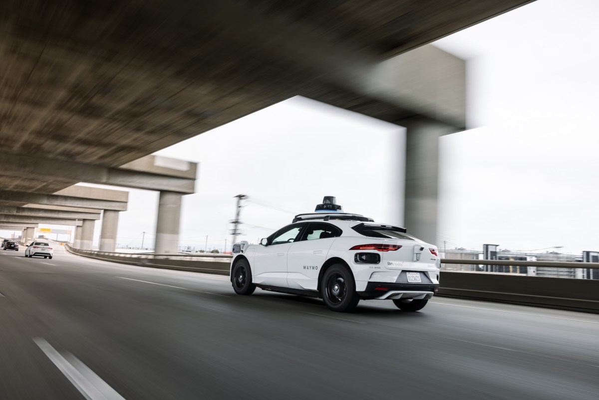 Waymo phát triển mô hình mới giúp so sánh khả năng lái xe của robotaxi với con người chính xác hơn
