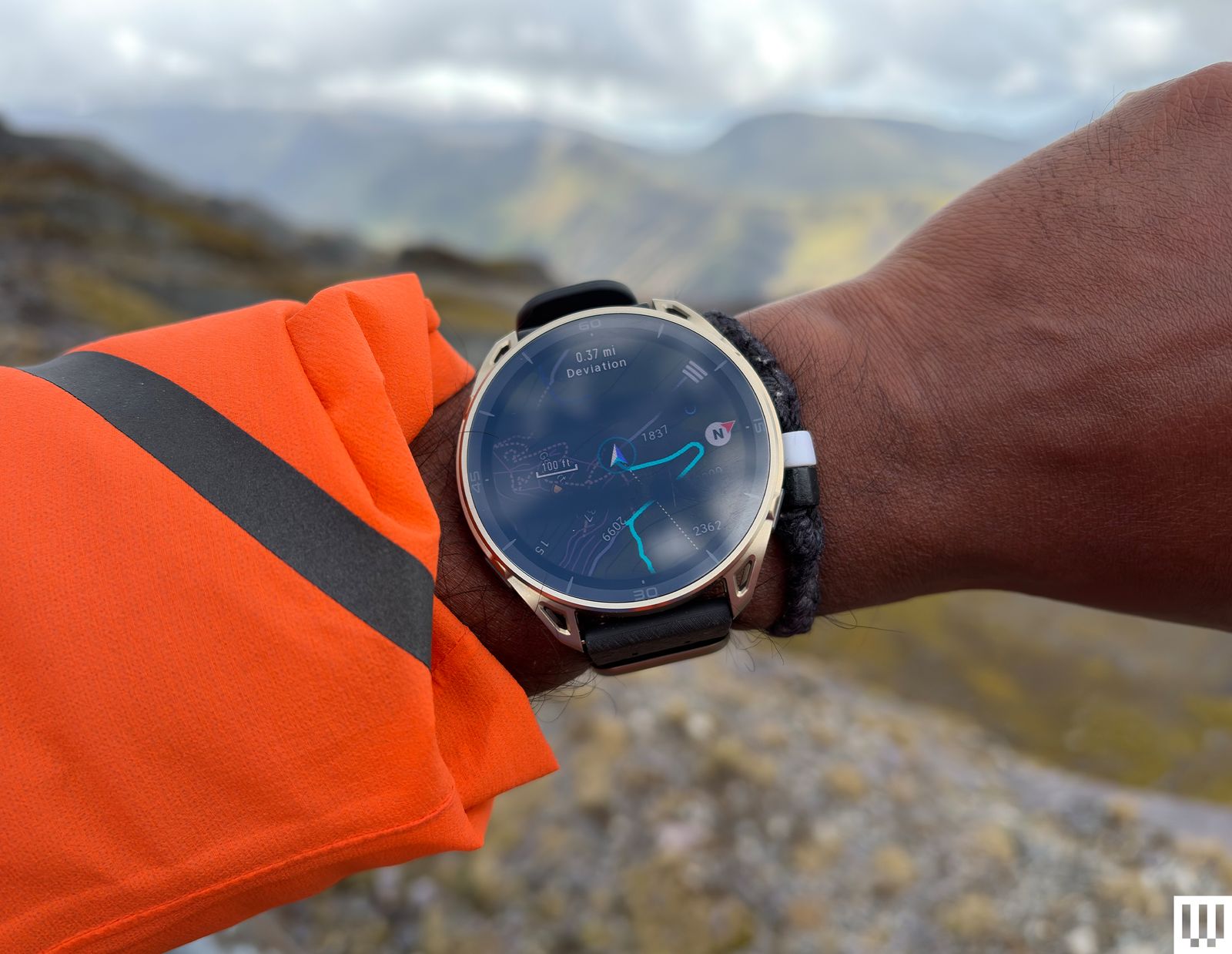 Amazfit Cheetah 2 Ultra trên cổ tay khi chạy bộ
