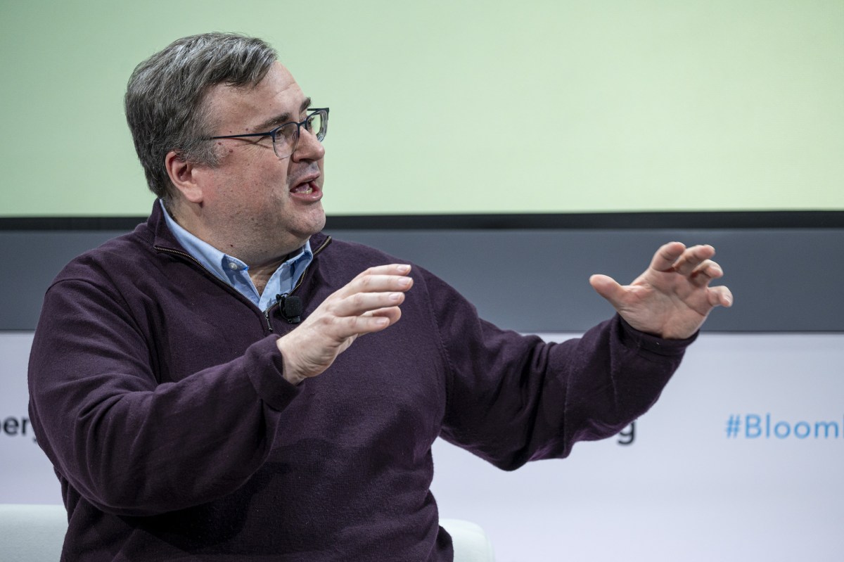 Reid Hoffman rời Microsoft để tập trung vào startup AI phát triển thuốc Manus