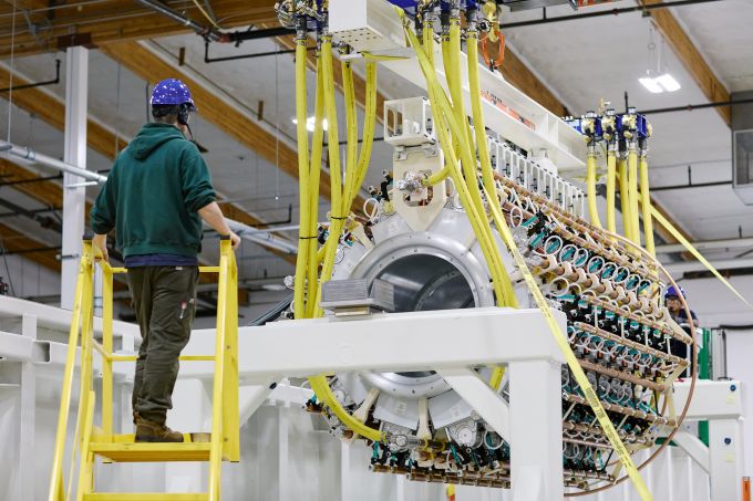 Nhân viên Pacific Fusion kiểm tra nguyên mẫu máy xung