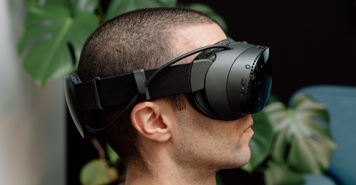 Valve nhập lô hàng khổng lồ tai nghe VR Steam Frame và máy chơi game Steam Machine mới
