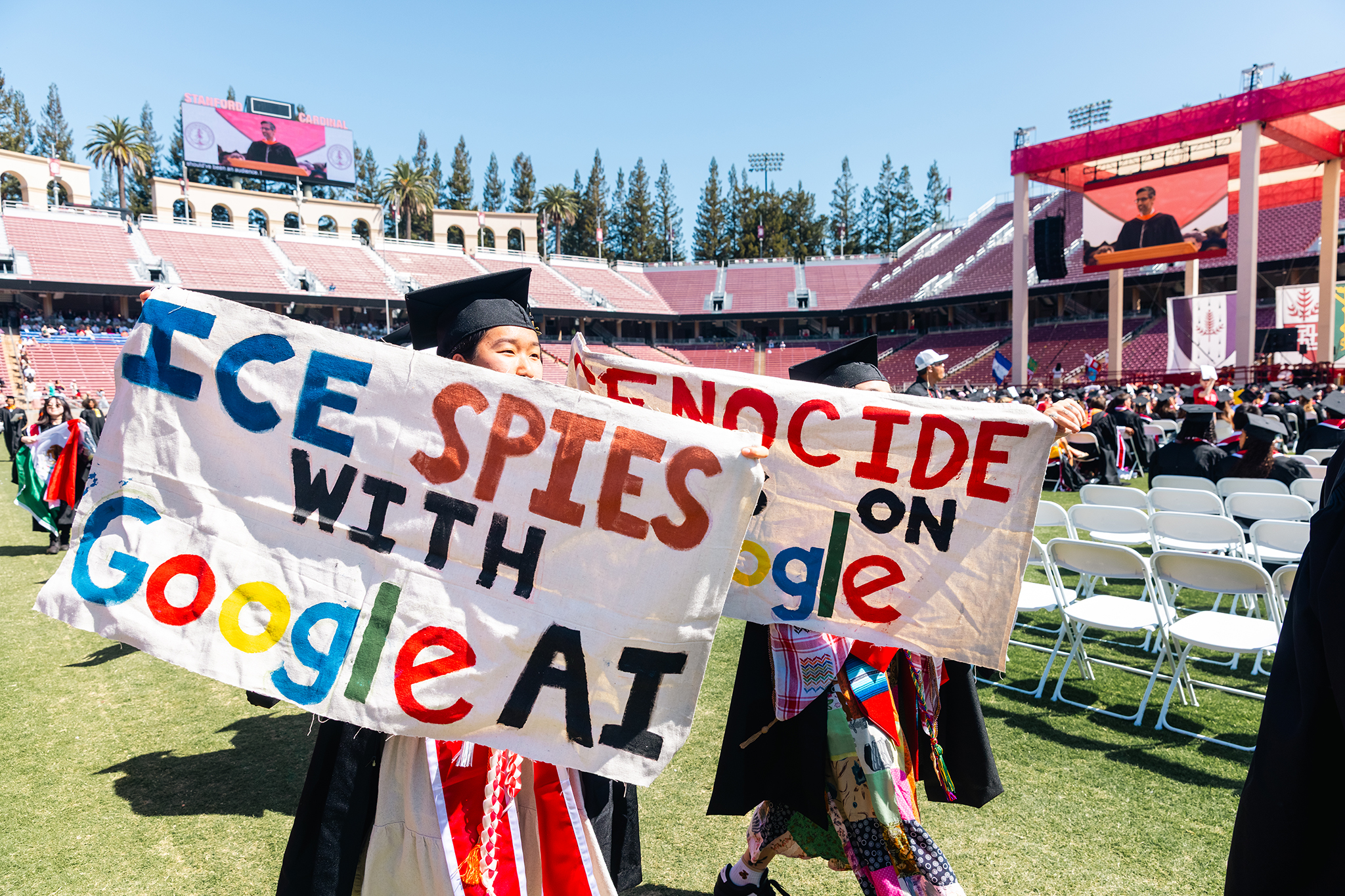 Khoảng 200 sinh viên Stanford rời sân khấu phản đối CEO Google Sundar Pichai