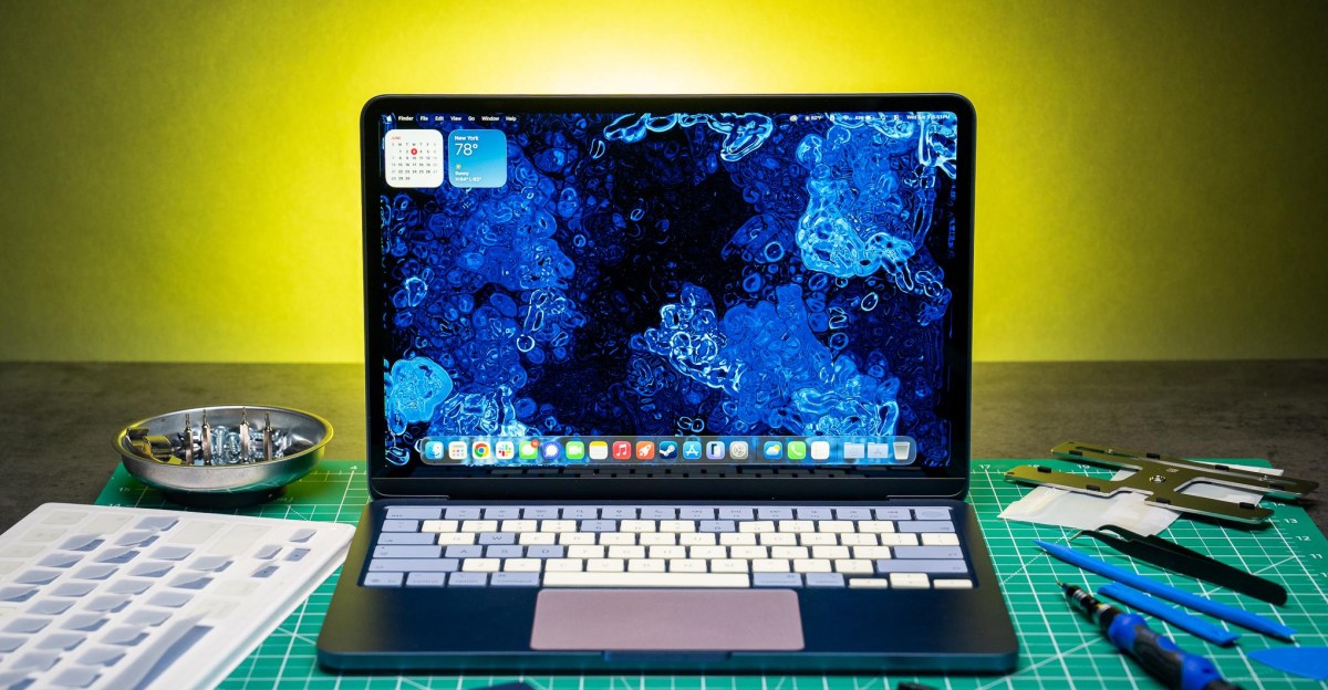 Tôi đã tự tùy biến chiếc MacBook Neo thành bản "lai" đầy màu sắc