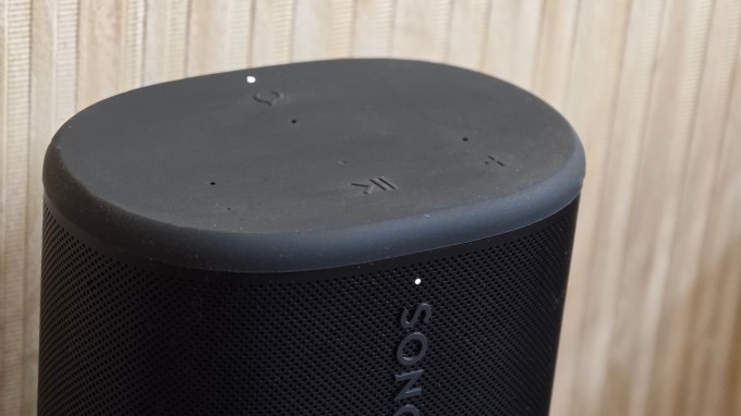 Các nút điều khiển trên Sonos Play