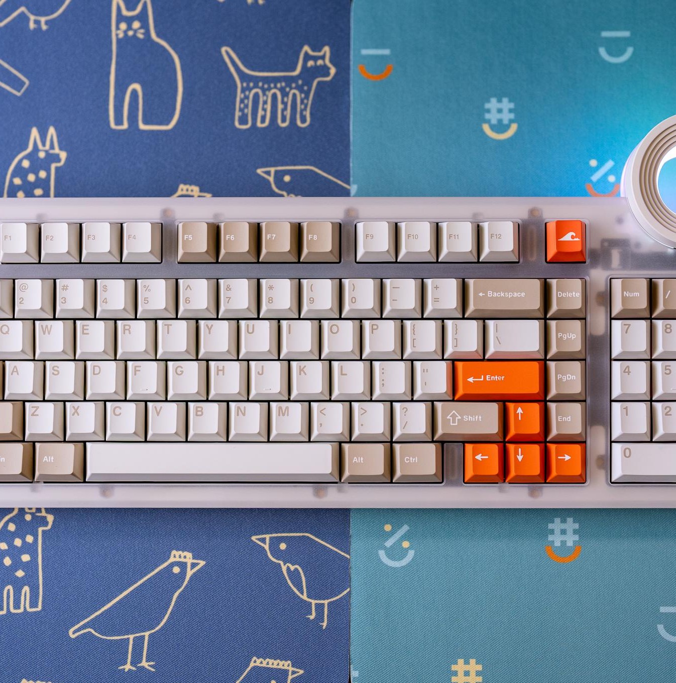 Dry Studio ATM98 với thiết kế trong suốt và nút xoay RGB lớn