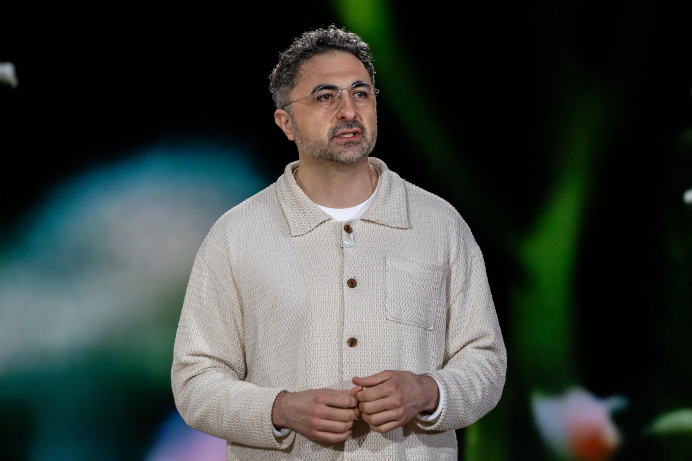 Mustafa Suleyman tại một sự kiện công nghệ