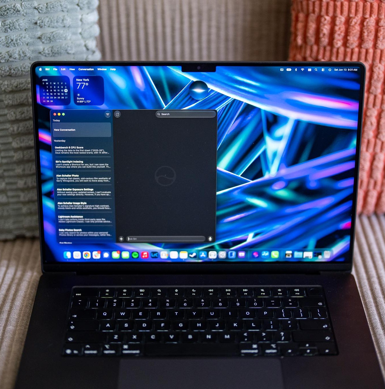 Siri AI trên màn hình MacBook Pro chạy macOS 27 Golden Gate