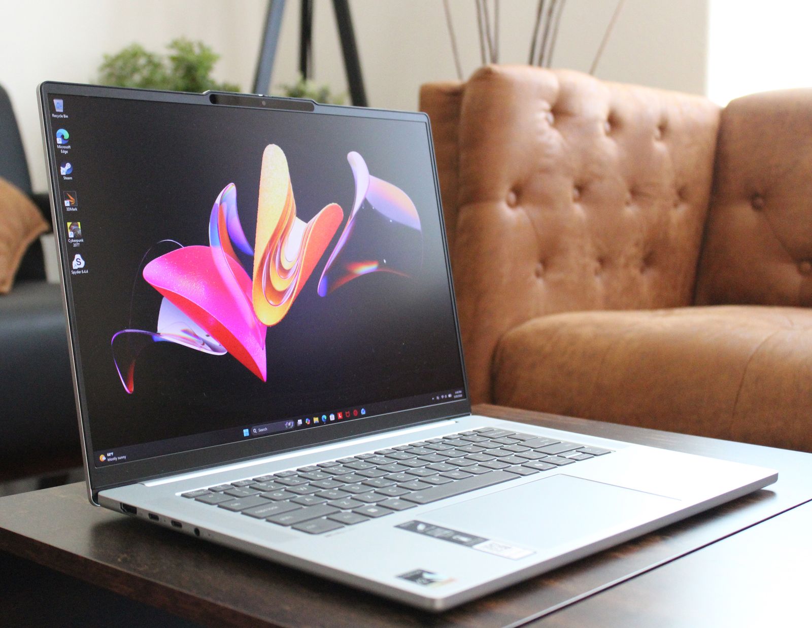 Mặt trước của Lenovo IdeaPad Slim 5x