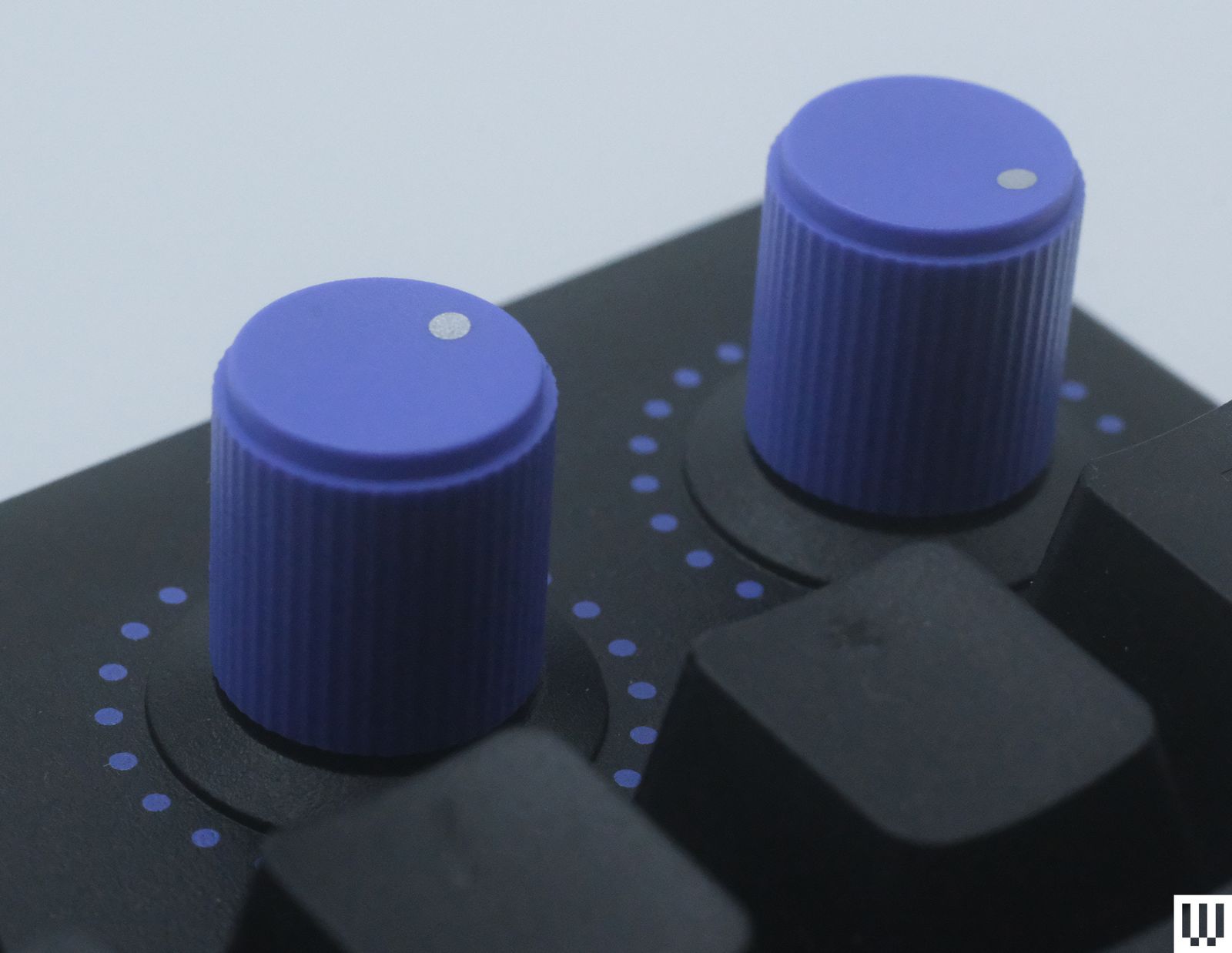 Chân đế bàn phím kiêm công cụ tháo keycap/switch