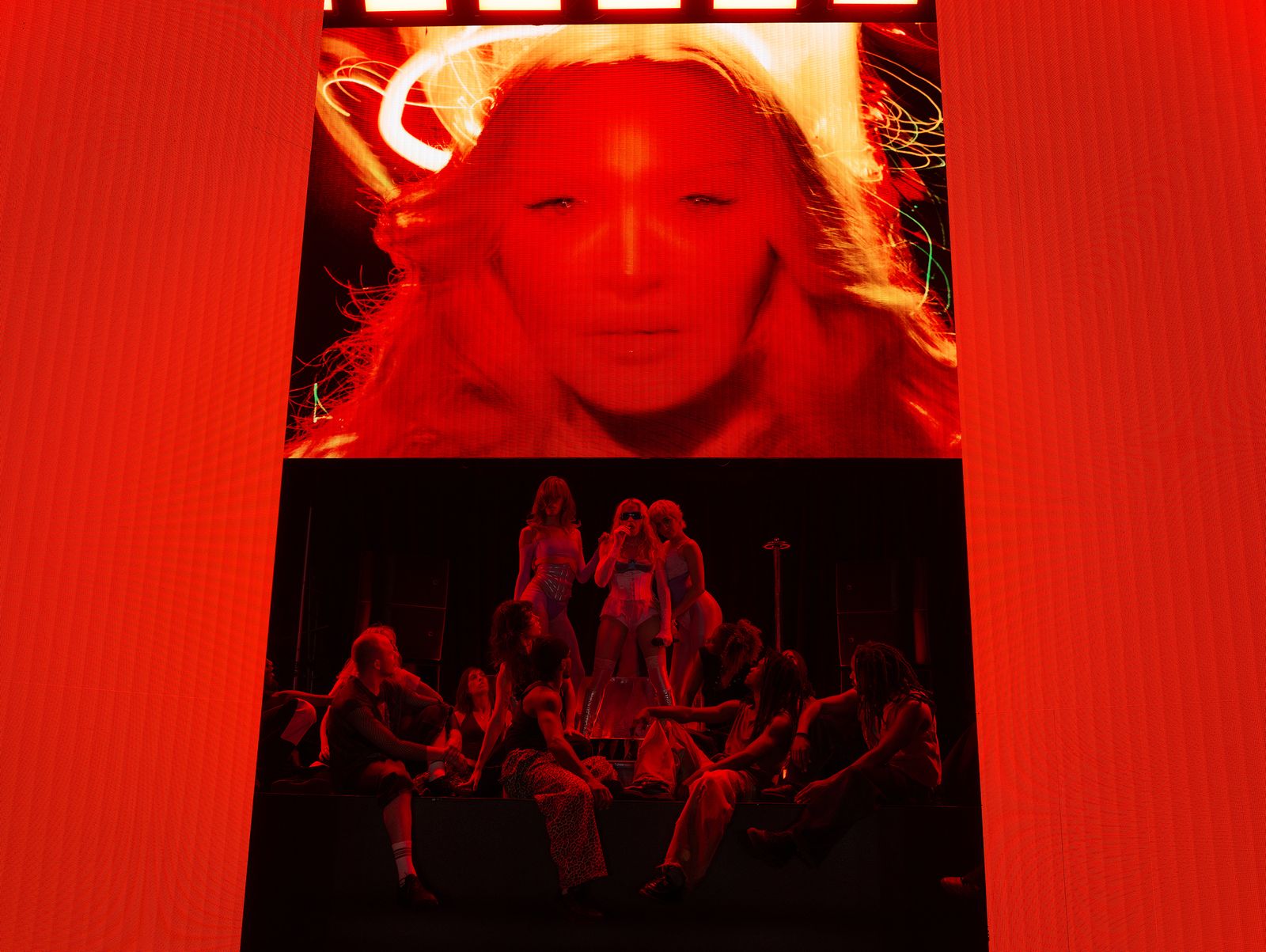 Madonna biểu diễn tại Times Square