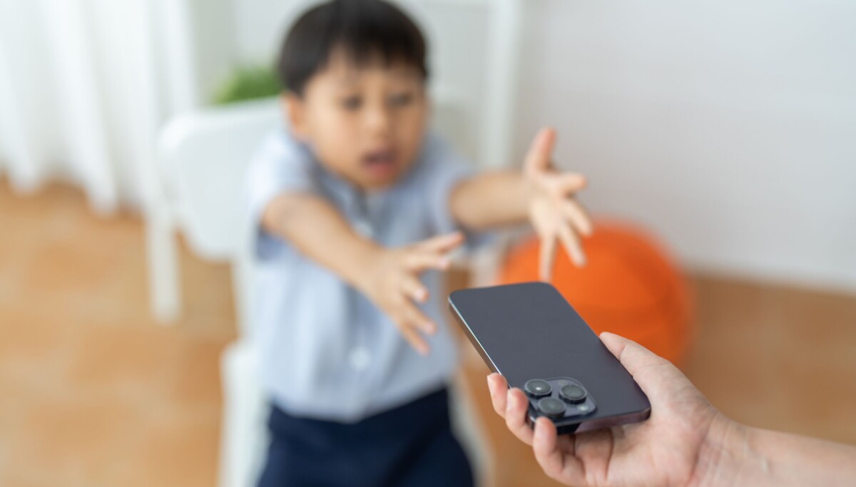 Các nhà khoa học bác bỏ tin đồn điện thoại thông minh làm thay đổi não bộ trẻ em