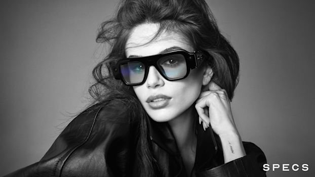 Kaia Gerber đeo kính SPECS