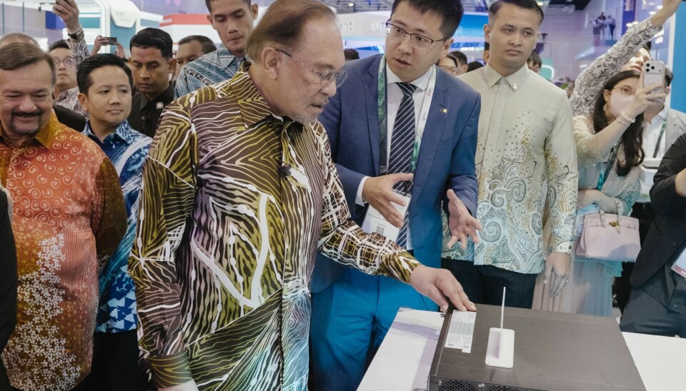 Thủ tướng Malaysia thăm gian hàng của ZTE