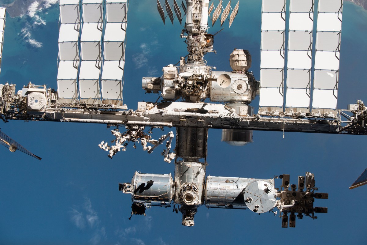NASA yêu cầu phi hành gia trú ẩn trong tàu SpaceX Dragon do rò rỉ tại ISS