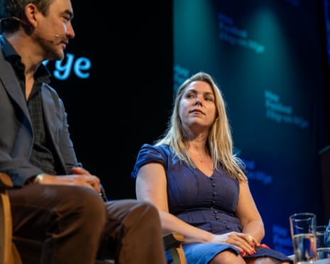 Tim Wu và Sarah Wynn-Williams trên sân khấu tại lễ hội Hay