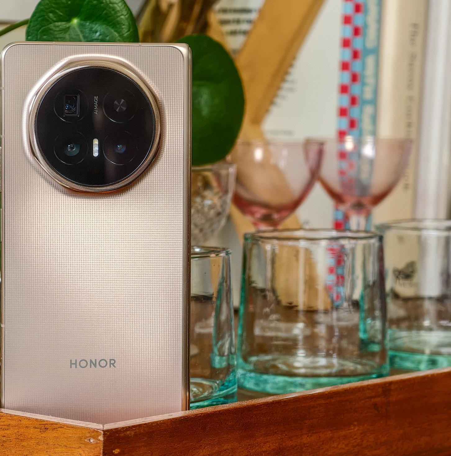Chiếc Honor Magic V6 phiên bản vàng với thiết kế bản lề tinh tế