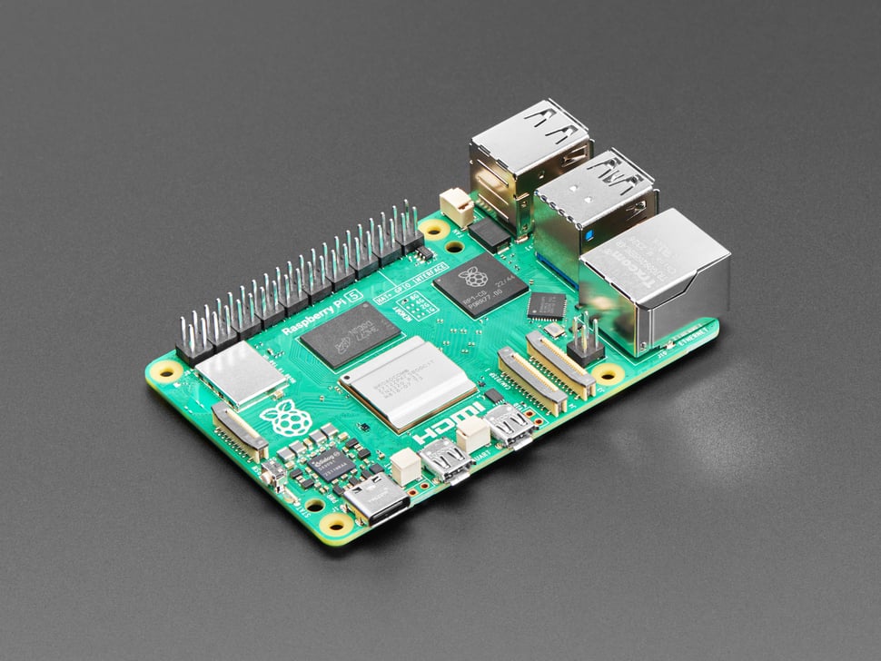 Raspberry Pi 5 với bộ tản nhiệt kim loại tích hợp