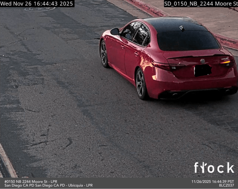 Hình ảnh chiếc Alfa Romeo màu đỏ do camera Flock chụp