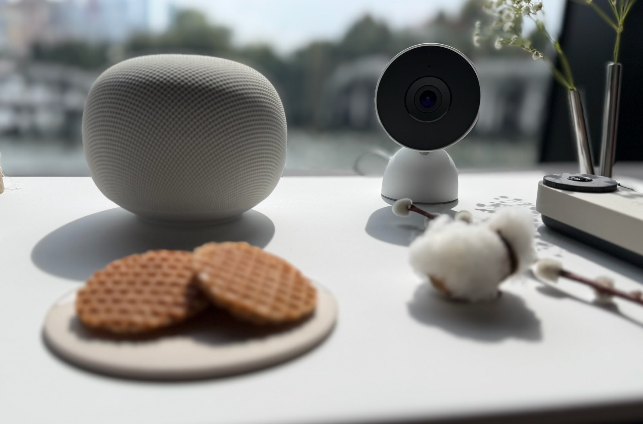 Loa Google Home Speaker với thiết kế tròn và vòng đèn LED ở đáy