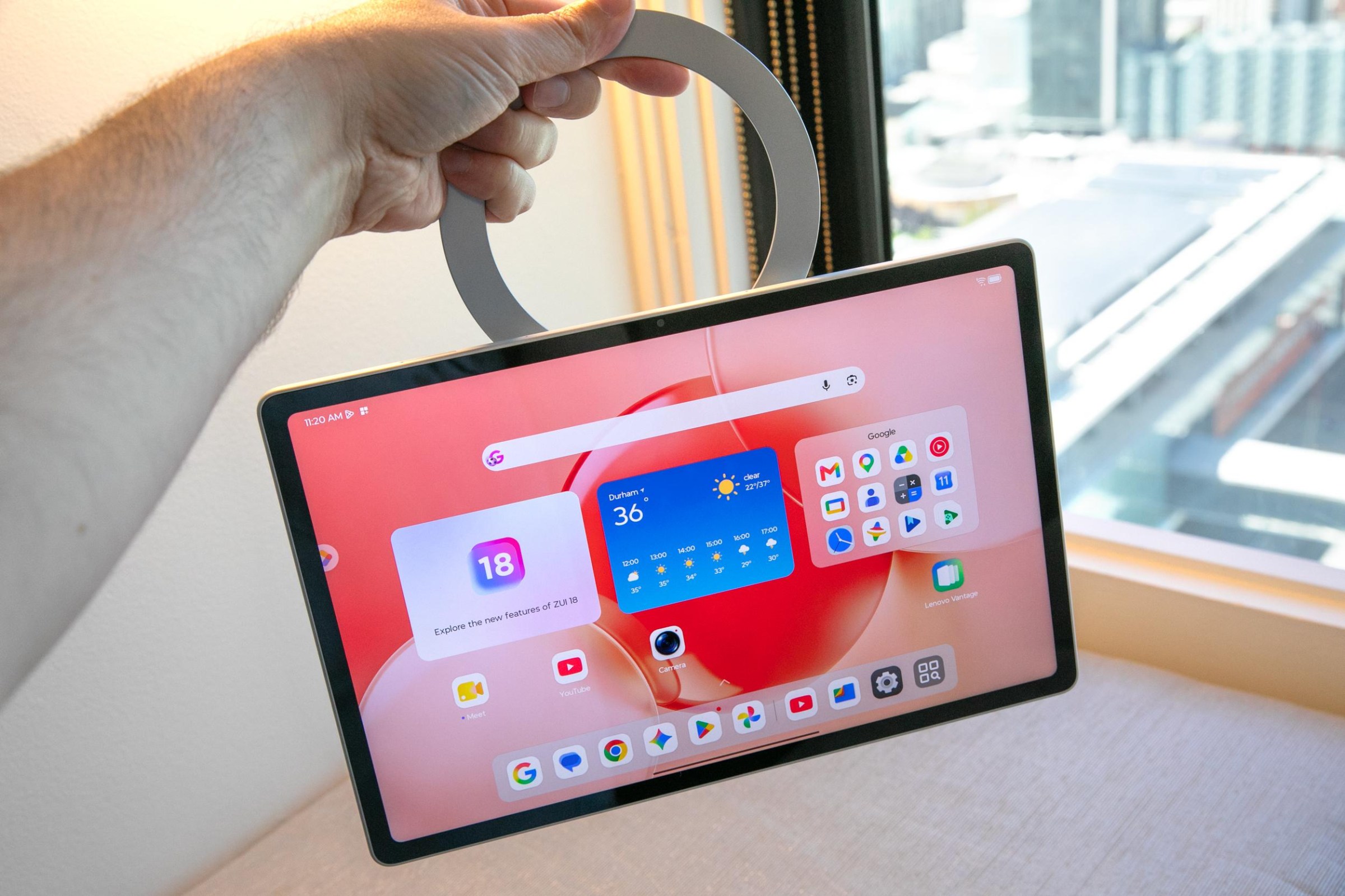 Đế đỡ xoay 360 độ tích hợp trên phần loa lồi
