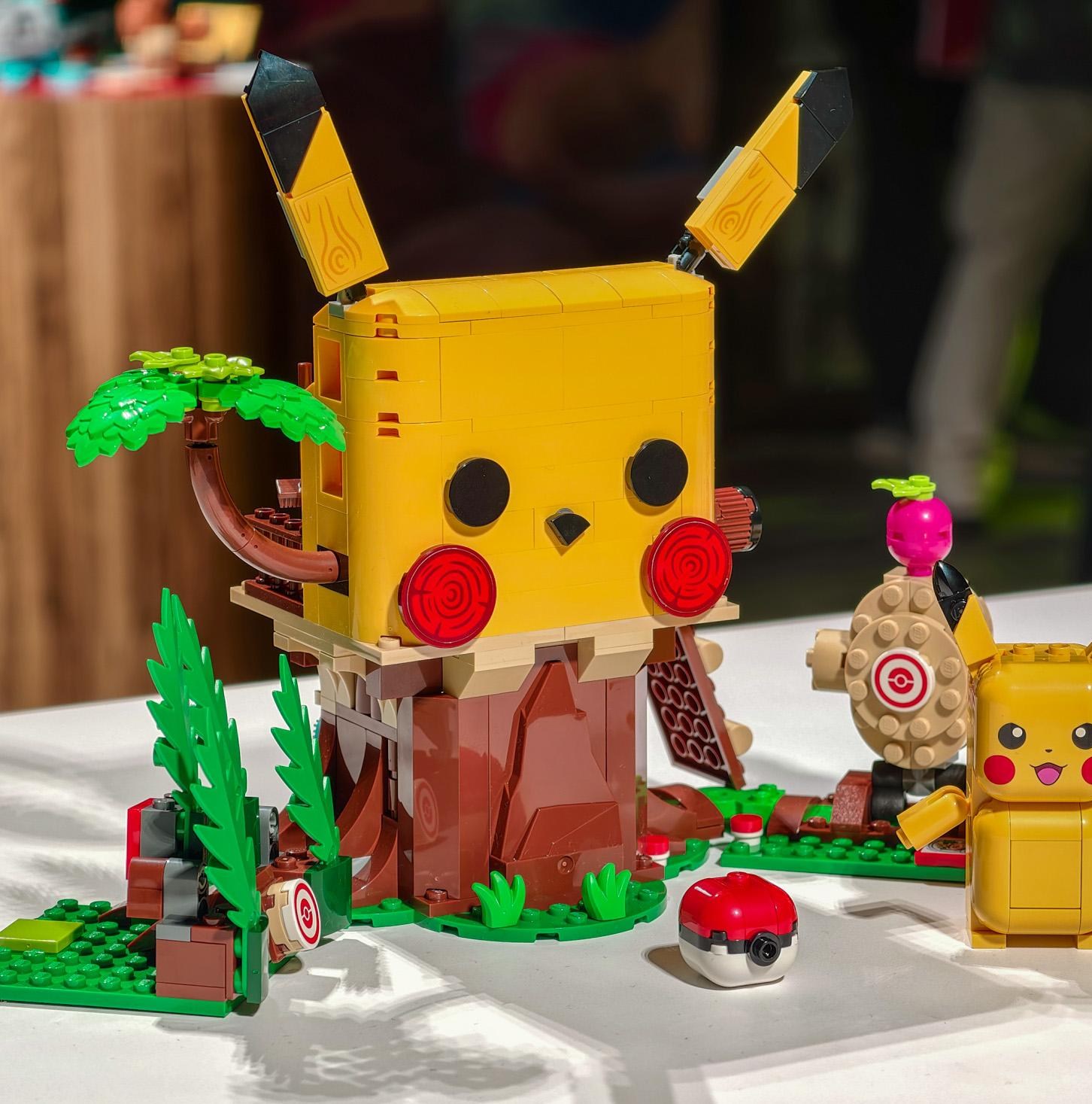 Bộ đồ chơi Charizard và Jolteon trong dòng Smart Play mới của Lego