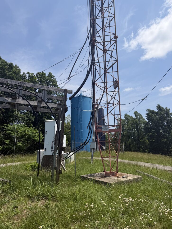 Đường truyền bị cắt đứt dẫn lên tháp anten của WDGG(FM)