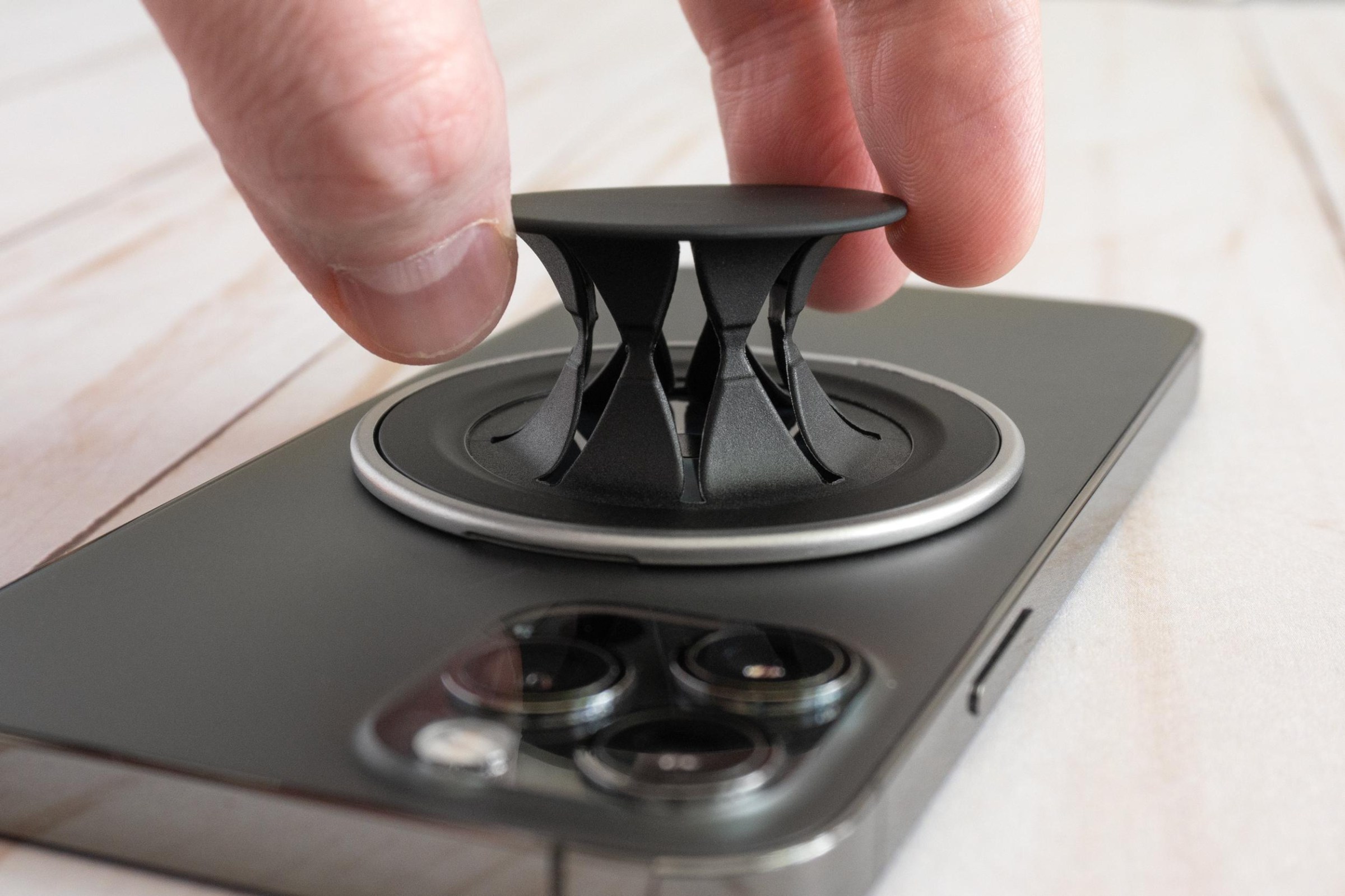 So sánh độ mỏng của PopSockets Low-Pro