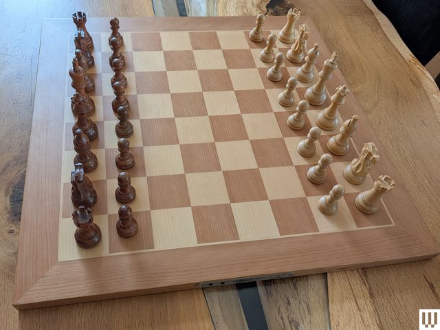 Bàn cờ Chessnut Pro với thiết kế gỗ cổ điển