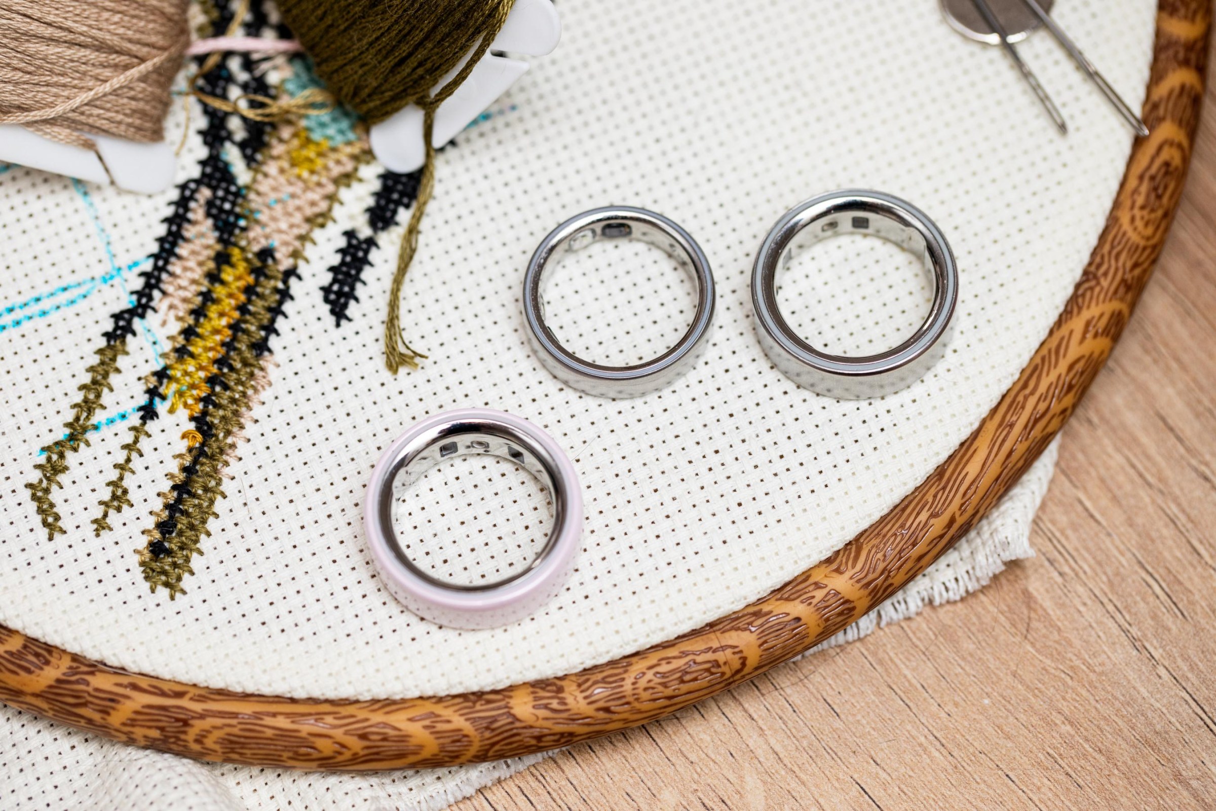 Người dùng đeo vòng Oura Ring 5 trên ngón tay