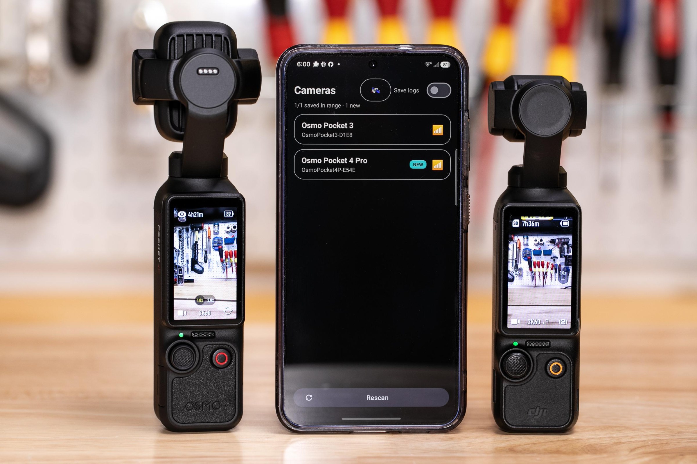 DJI Osmo Pocket 4 Pro và Pocket 3 bên cạnh điện thoại với ứng dụng Osmosis