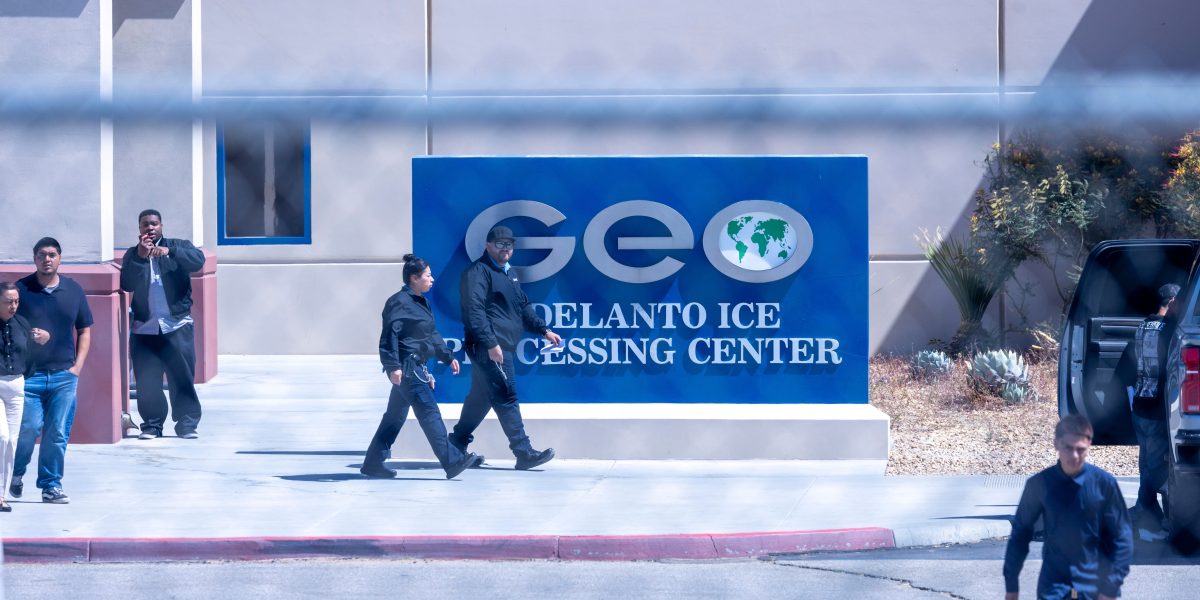 Nhà báo bị ICE bắn và giam giữ gần 300 ngày: Vụ việc gây chấn động về tự do báo chí tại Mỹ